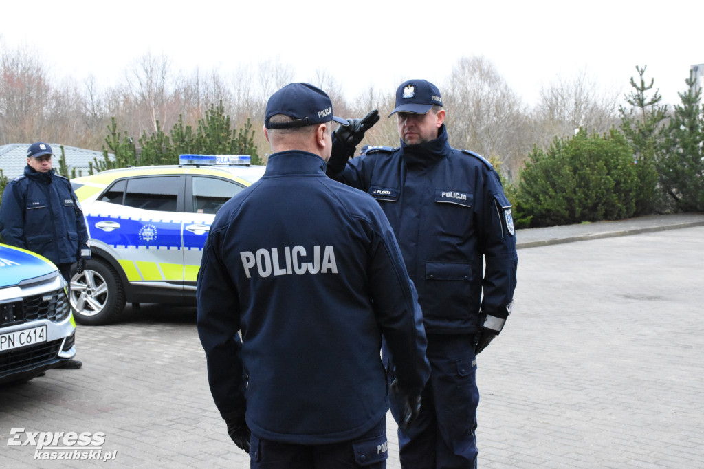 Przekazanie samochodów dla policjantów