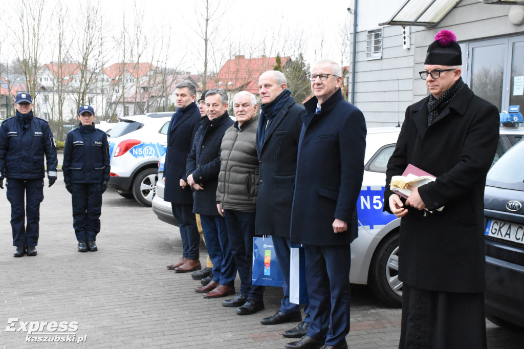 Przekazanie samochodów dla policjantów