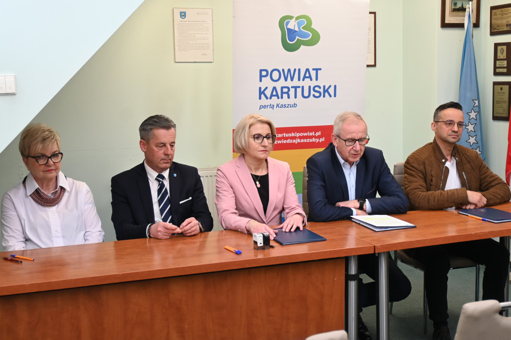 Podpisanie umowy na remont budynku ZKiW w Kartuzach