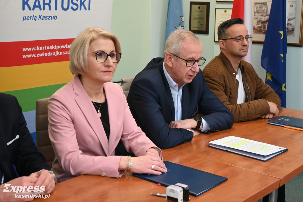 Podpisanie umowy na remont budynku ZKiW w Kartuzach
