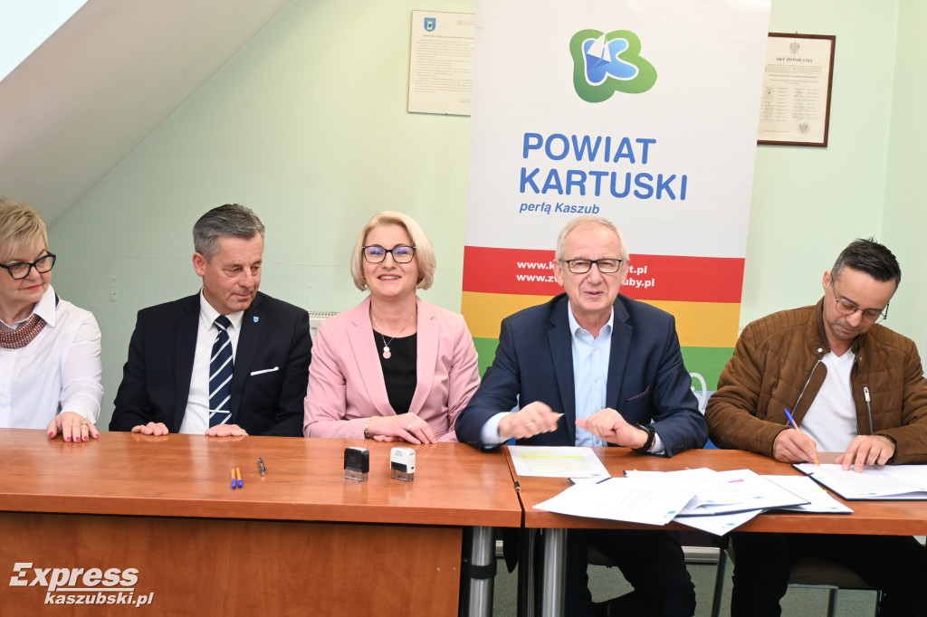 Podpisanie umowy na remont budynku ZKiW w Kartuzach
