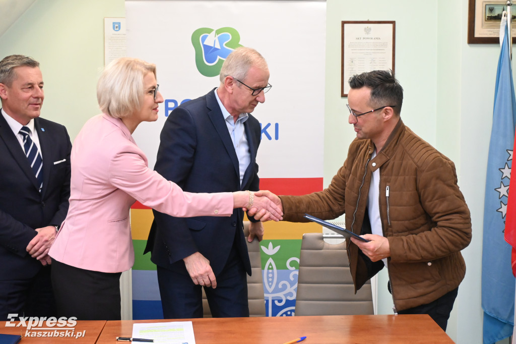 Podpisanie umowy na remont budynku ZKiW w Kartuzach