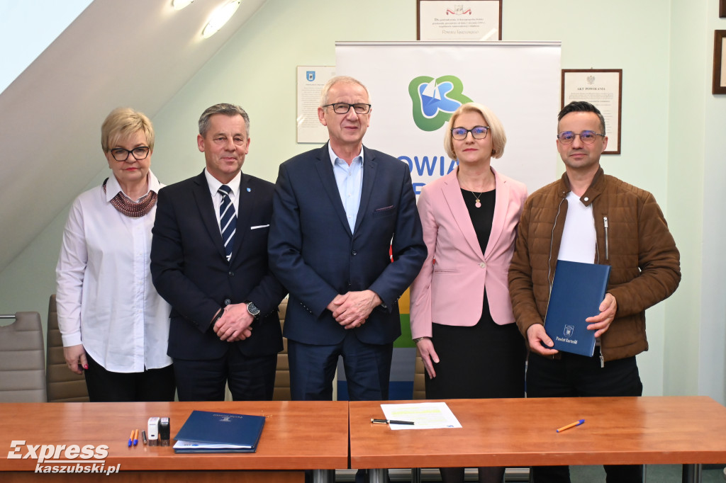 Podpisanie umowy na remont budynku ZKiW w Kartuzach