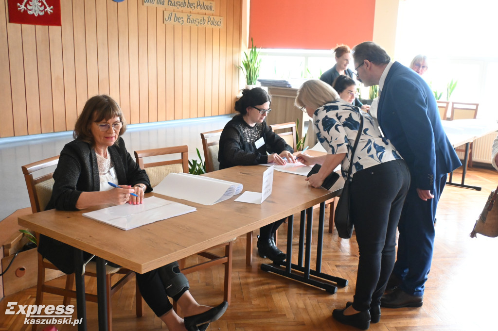 Głosowanie w Kartuzach - lokal wyborczy w Urzędzie Miejskim