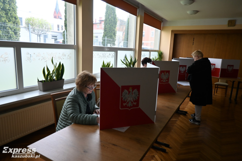 Głosowanie w Kartuzach - lokal wyborczy w Urzędzie Miejskim