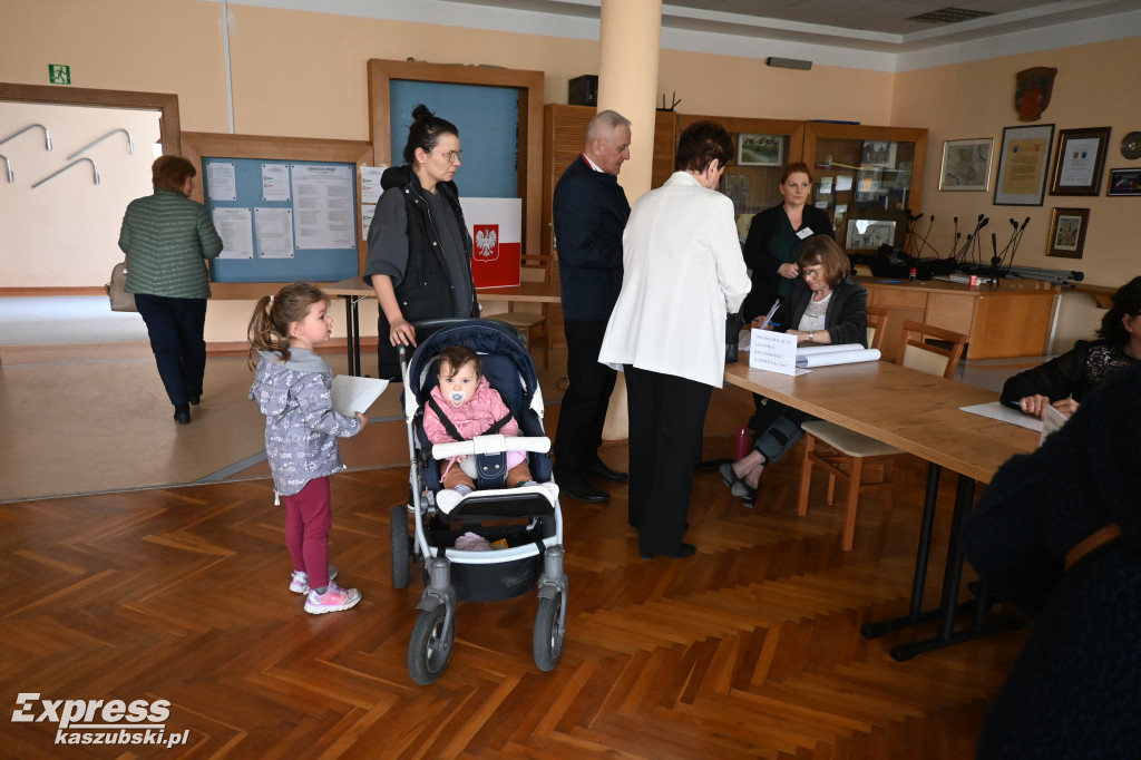 Głosowanie w Kartuzach - lokal wyborczy w Urzędzie Miejskim