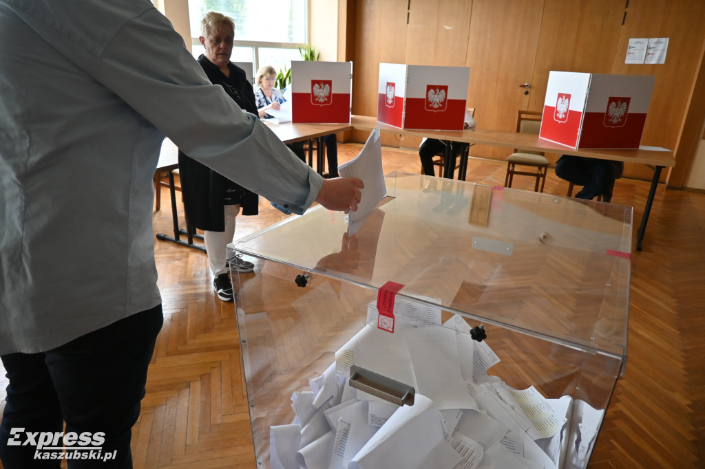 Głosowanie w Kartuzach - lokal wyborczy w Urzędzie Miejskim
