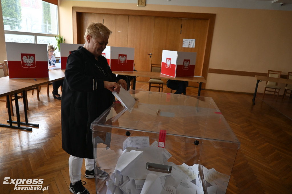 Głosowanie w Kartuzach - lokal wyborczy w Urzędzie Miejskim