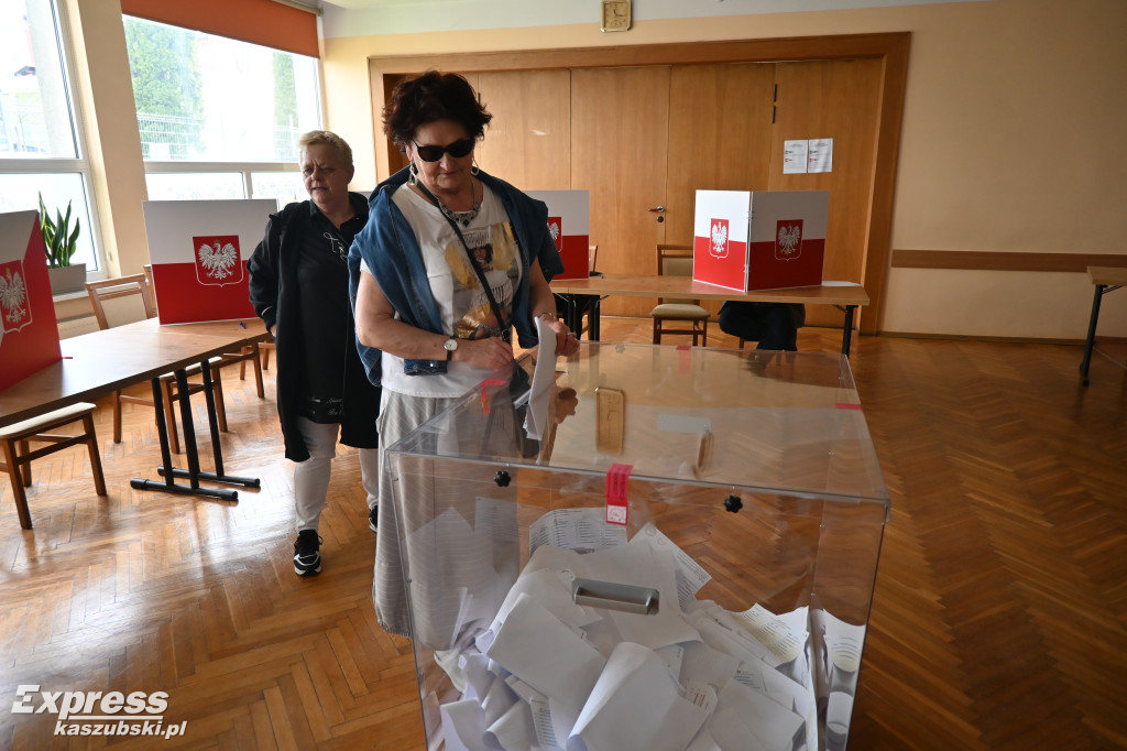 Głosowanie w Kartuzach - lokal wyborczy w Urzędzie Miejskim