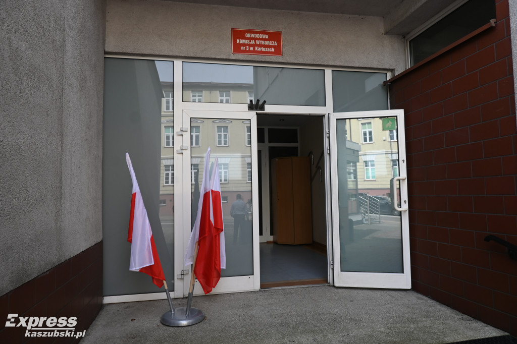 Głosowanie w Kartuzach - lokal wyborczy w Urzędzie Miejskim