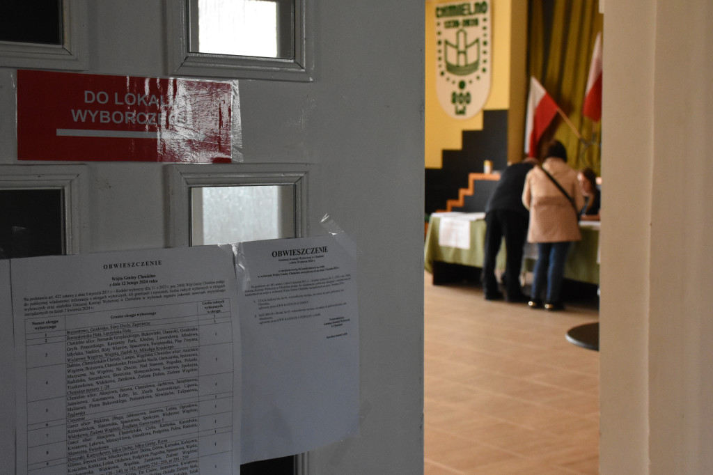 Głosowanie w wyborach samorządowych w Chmielnie