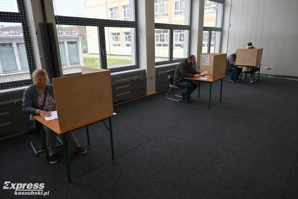 Głosowanie w SP nr 2 w Kartuzach