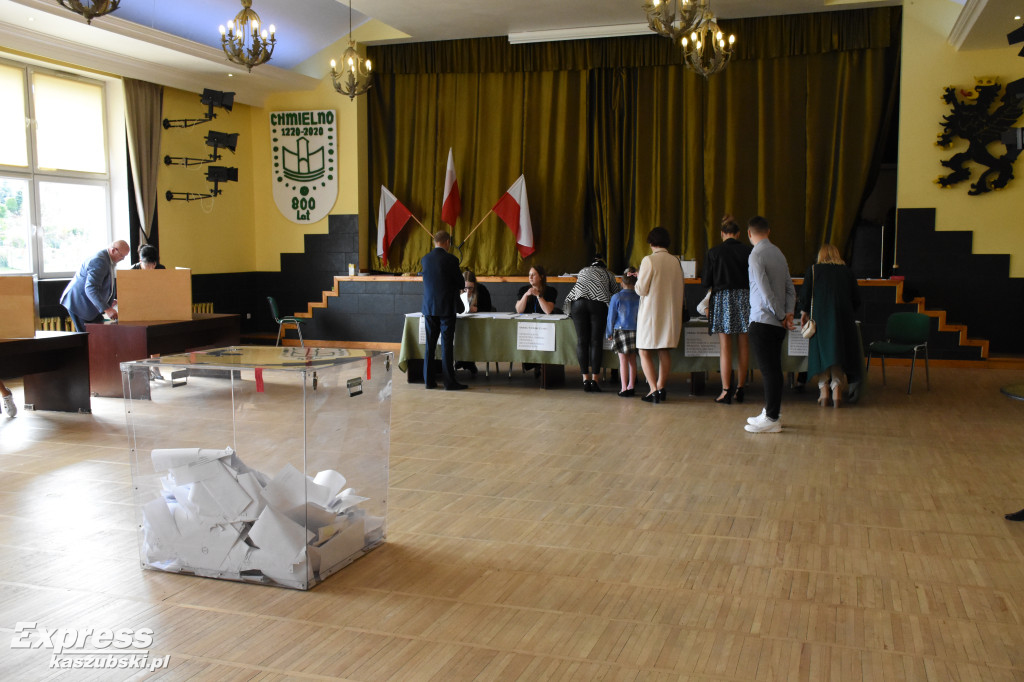 Głosowanie w wyborach samorządowych w Chmielnie
