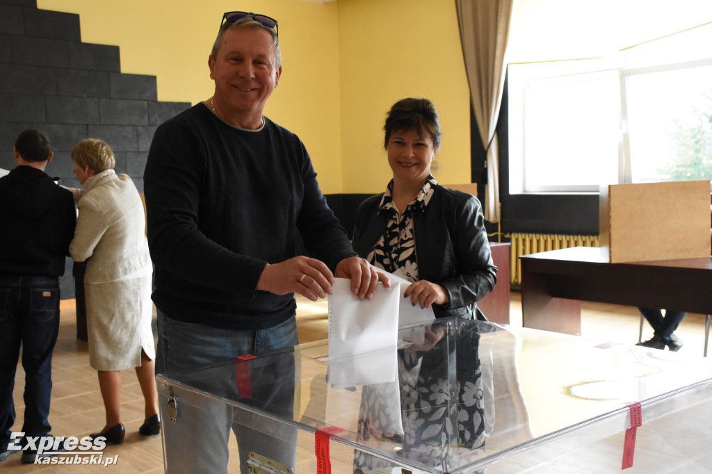 Głosowanie w wyborach samorządowych w Chmielnie