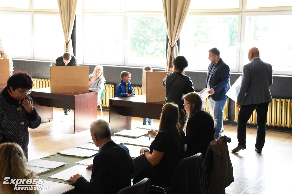 Głosowanie w wyborach samorządowych w Chmielnie