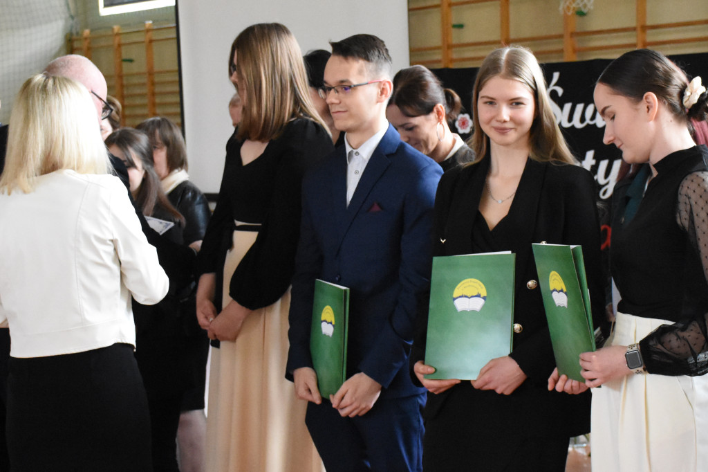 Sierakowiccy maturzyści odebrali świadectwa