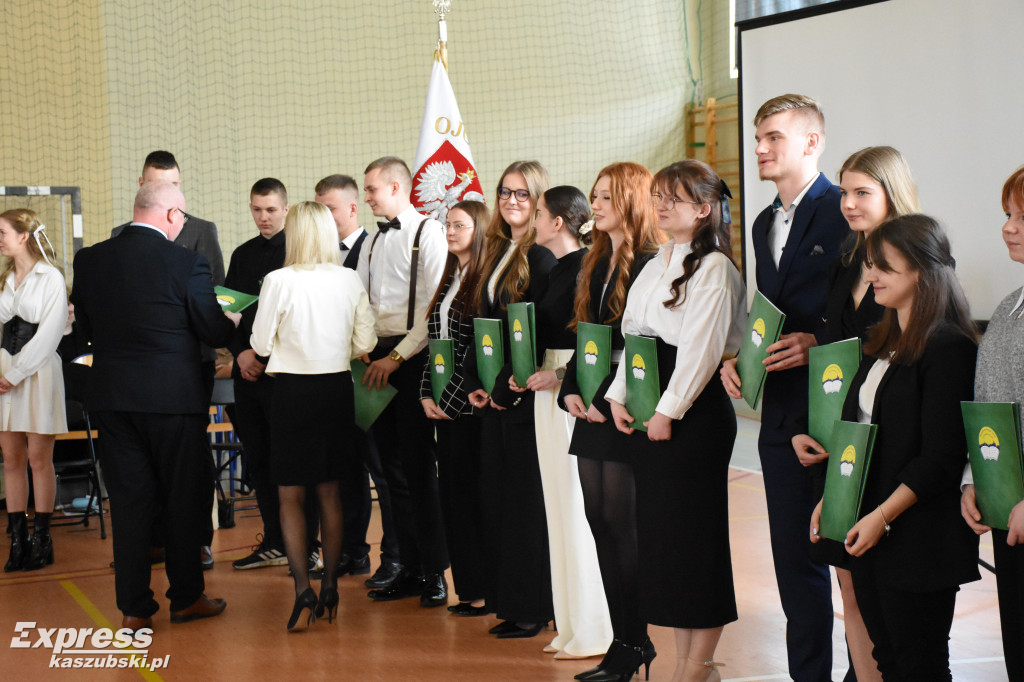 Sierakowiccy maturzyści odebrali świadectwa