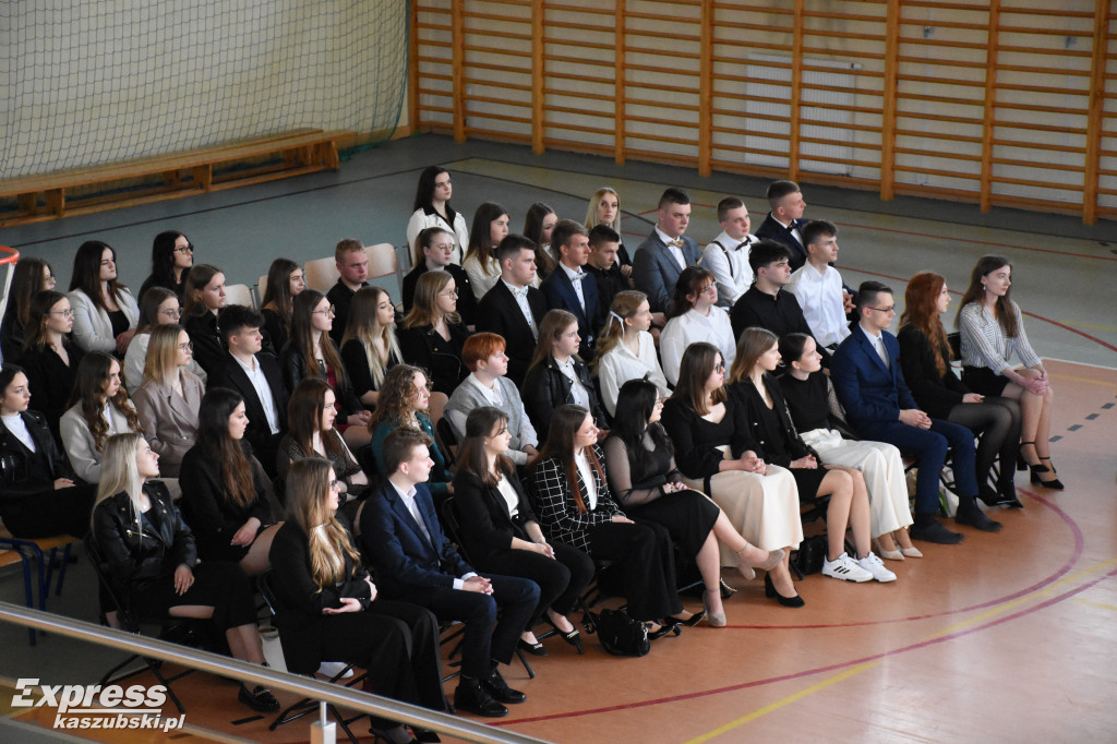 Sierakowiccy maturzyści odebrali świadectwa