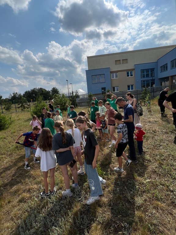 Posadzili sad przy szkole w Baninie