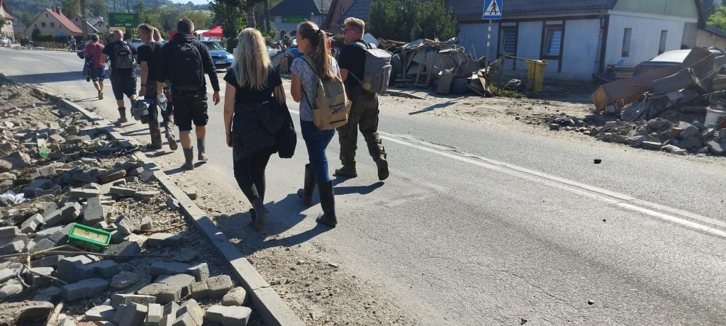 Ochotnicy z Kaszub pomagali przy sprzątaniu po powodzi