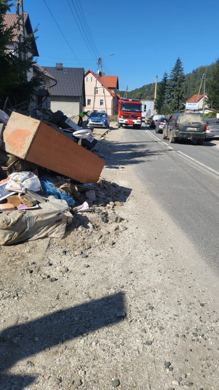 Ochotnicy z Kaszub pomagali przy sprzątaniu po powodzi