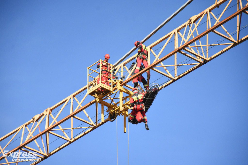 Wysokościowe ćwiczenia ratowników w Kartuzach