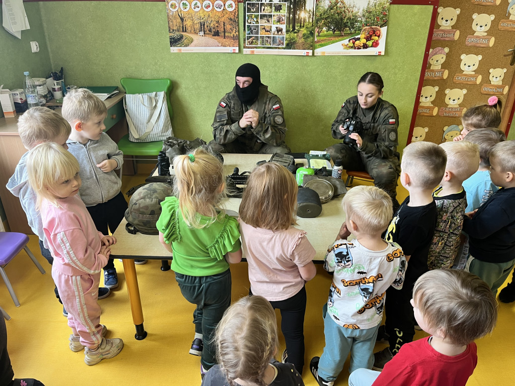 Przedszkolaki z Miechucina spotkały się z żołnierzami