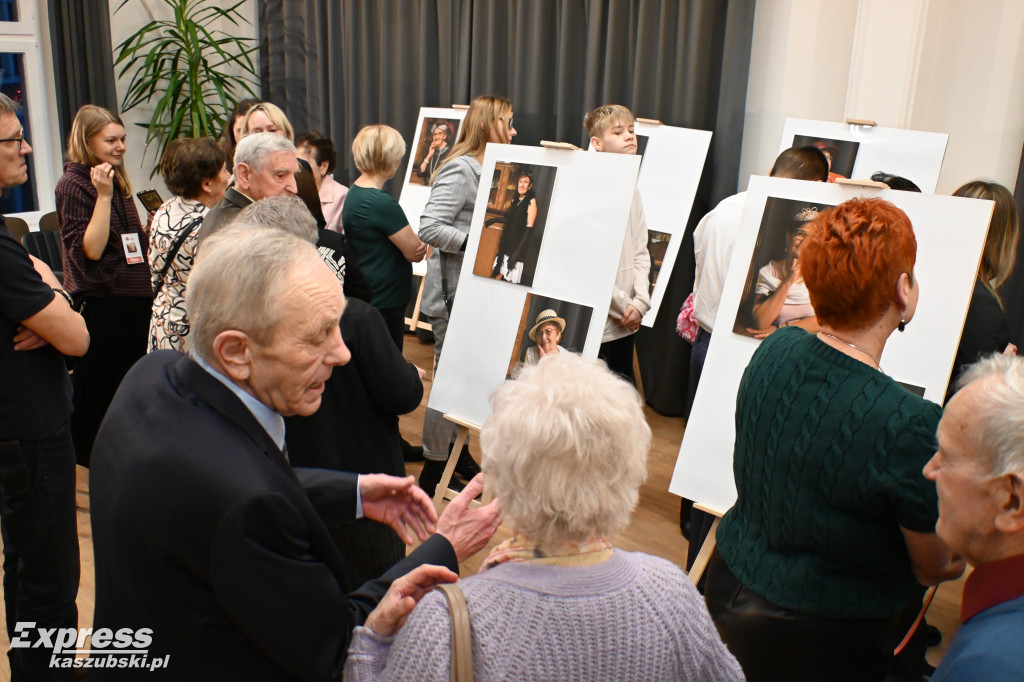 Wystawa portretów kartuskich seniorów