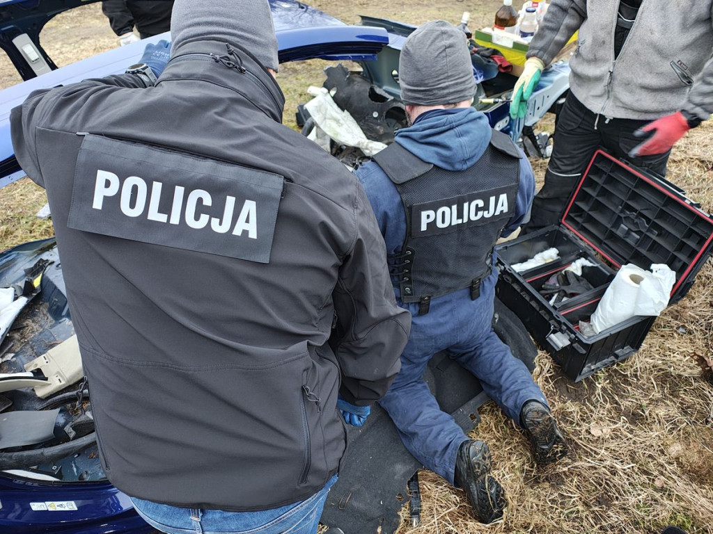 Policyjna akcja na złomowiskach samochodowych