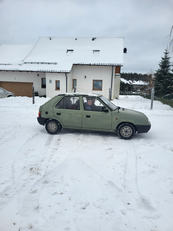 Naprawiają starą skodę, by wziąć udział w rajdzie