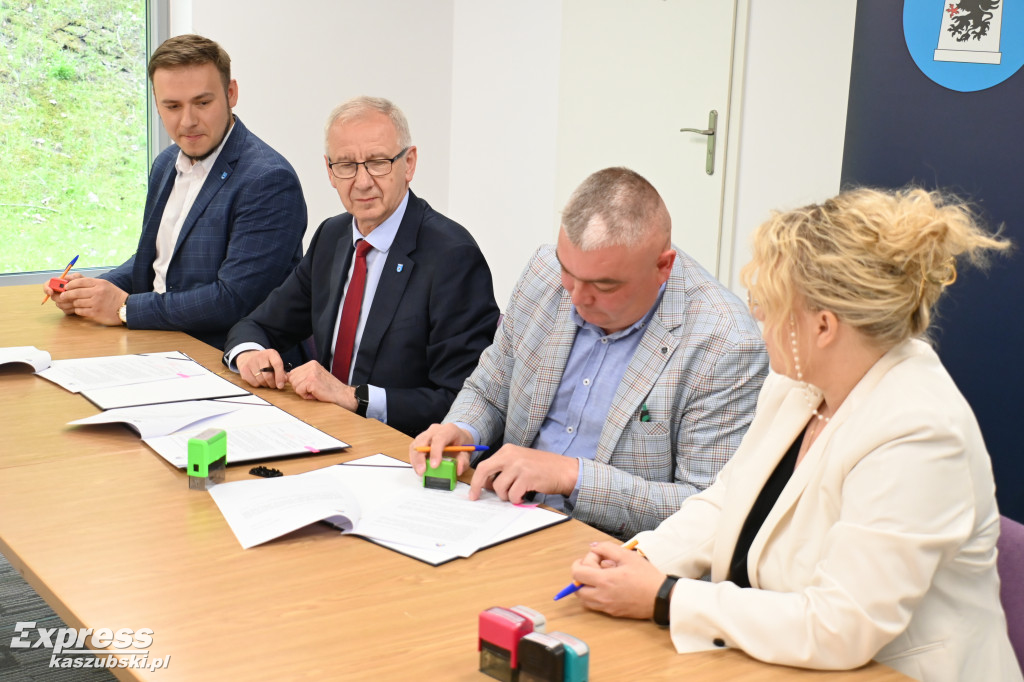 Umowa na budowę zadaszonego boiska przy ZKiWS w Kartuzach