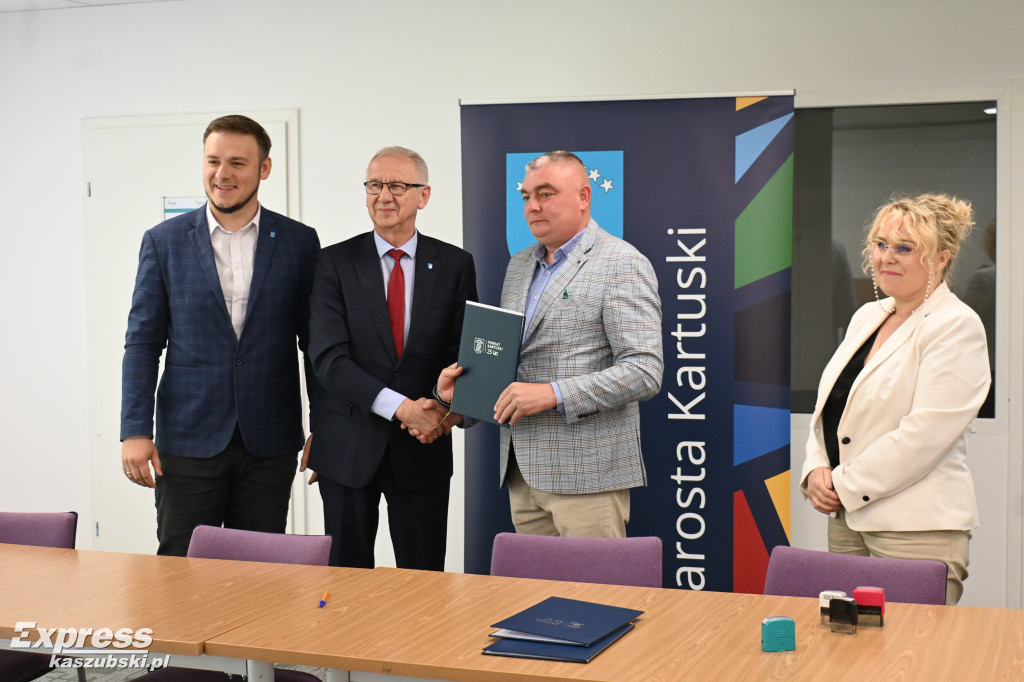 Umowa na budowę zadaszonego boiska przy ZKiWS w Kartuzach