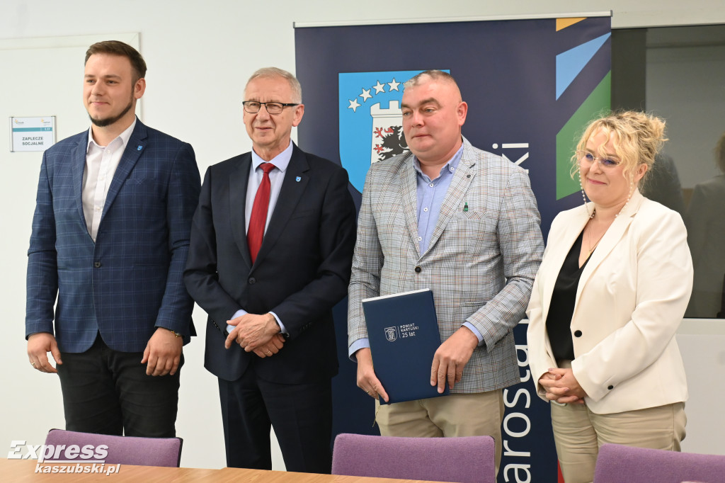 Umowa na budowę zadaszonego boiska przy ZKiWS w Kartuzach