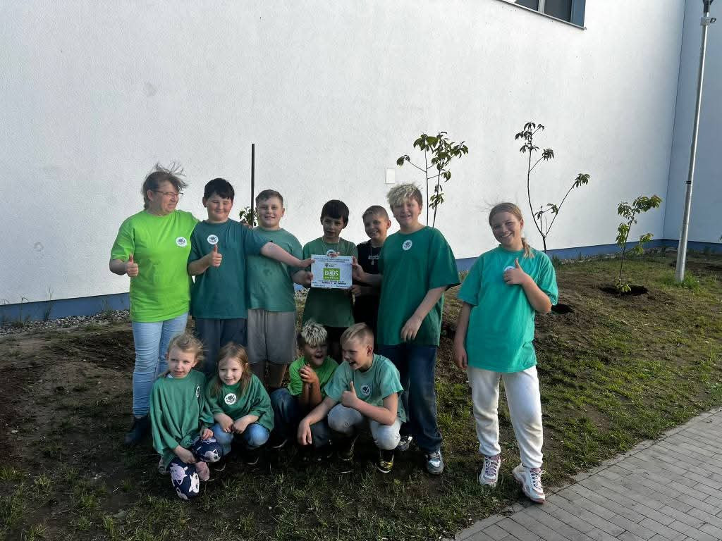 Zakładanie sadu przy SP nr 2 w Baninie