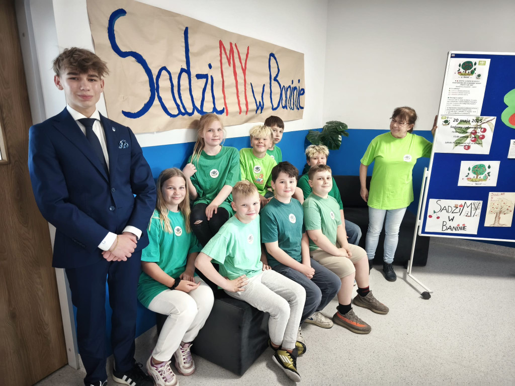 Zakładanie sadu przy SP nr 2 w Baninie