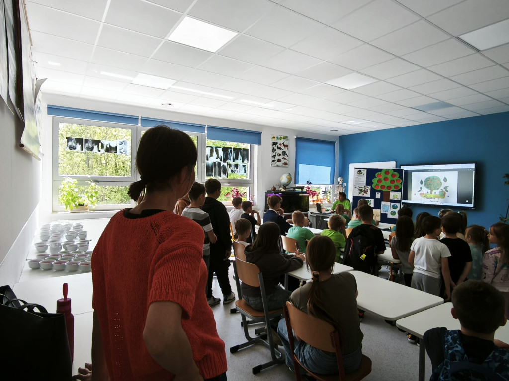 Zakładanie sadu przy SP nr 2 w Baninie