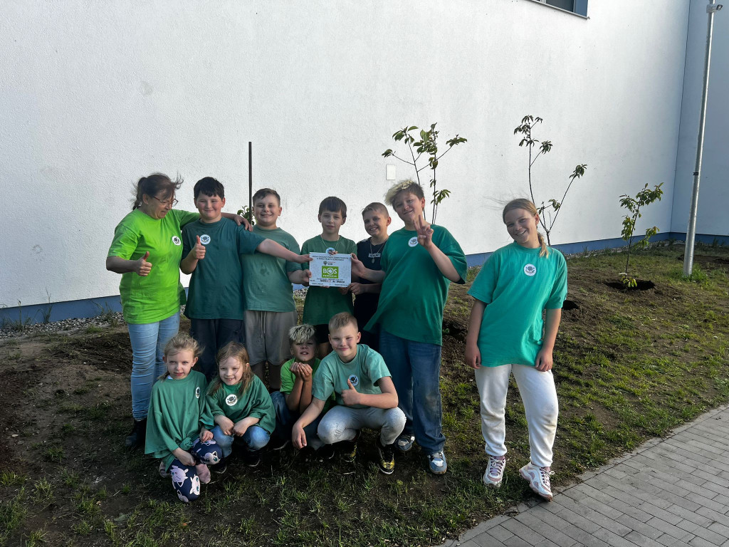 Zakładanie sadu przy SP nr 2 w Baninie