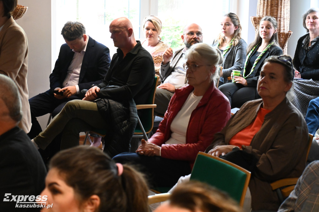 Spotkanie przedstawicieli NGO z wojewodą w Kartuzach