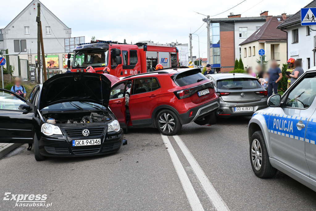 Zderzenie trzech samochodów w Kartuzach