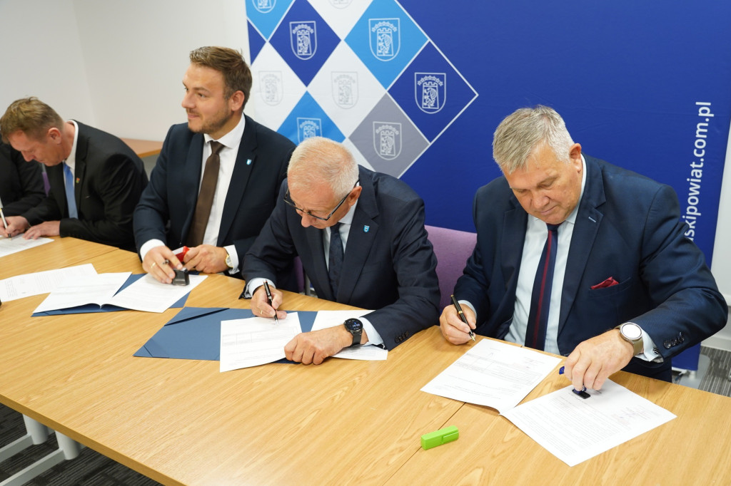 Podpisanie umów na inwestycje dla osób z niepełnosprawnościami