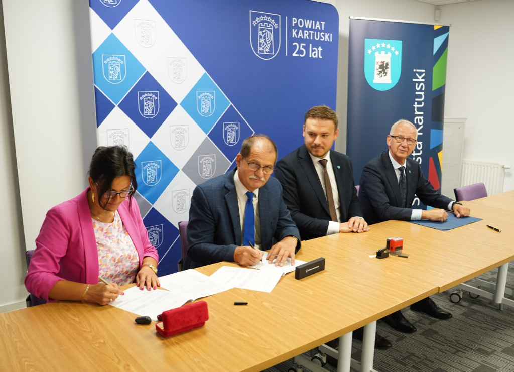 Podpisanie umów na inwestycje dla osób z niepełnosprawnościami