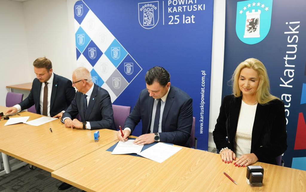 Podpisanie umów na inwestycje dla osób z niepełnosprawnościami