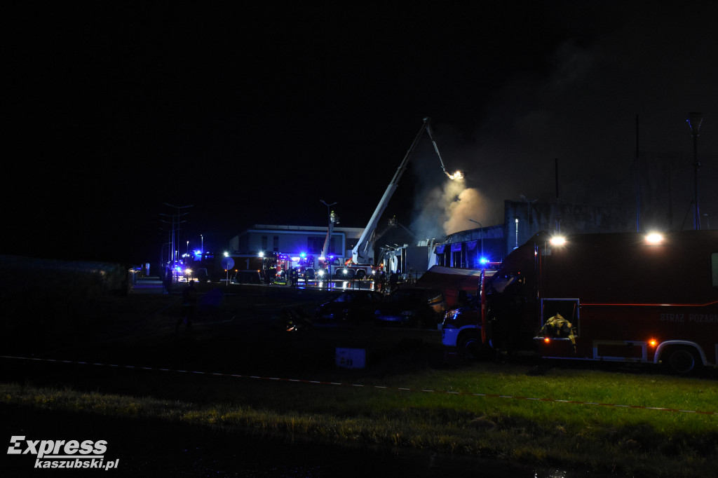 Pożar zakładu w Kawlach - akcja w godzinach nocnych