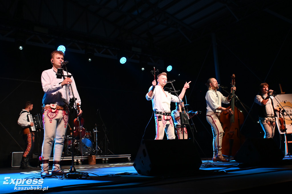 Koncert zespołu Pogwizdani na Jarmarku Kaszubskim