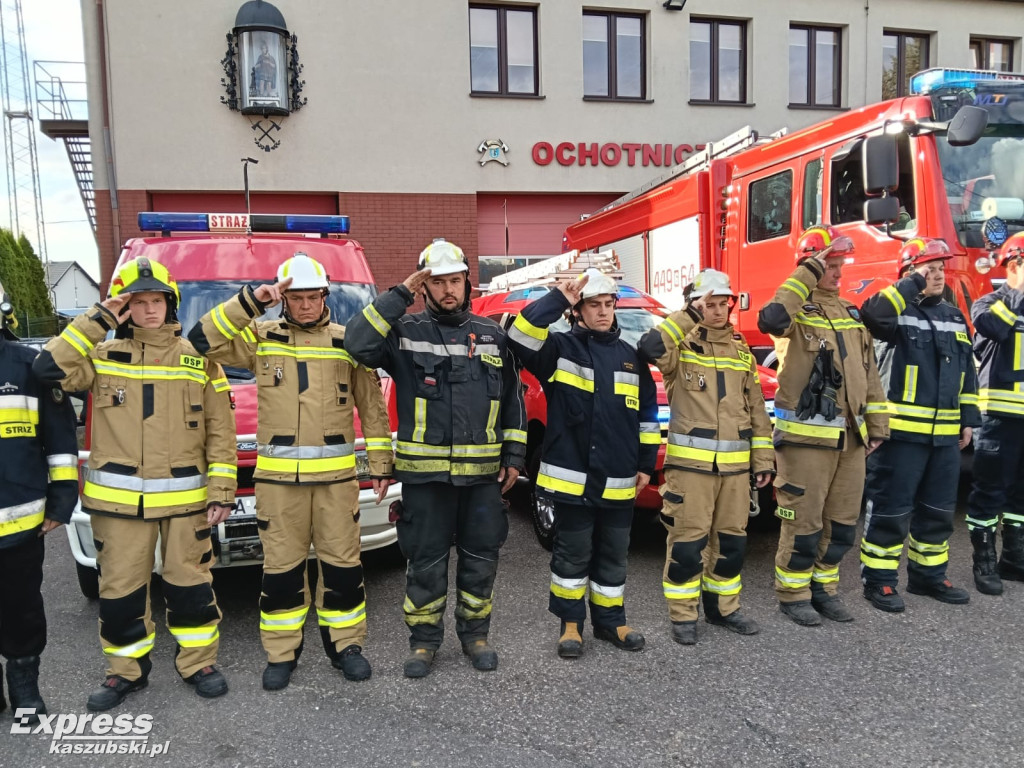 Strażacy z OSP Sierakowice oddają hołd zmarłemu koledze
