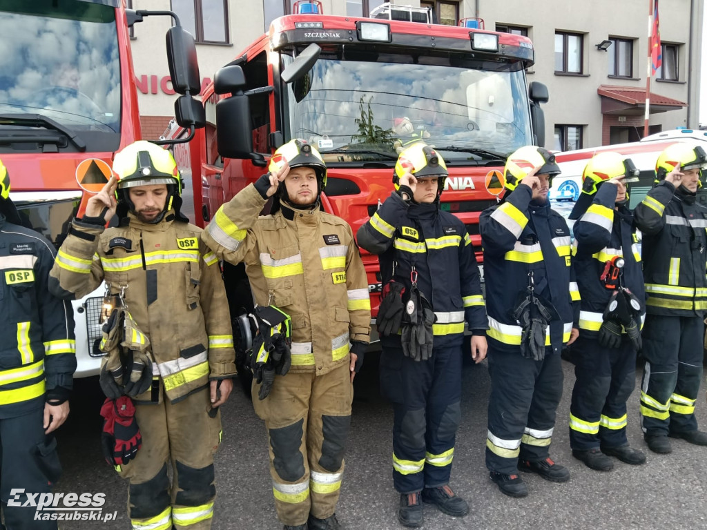 Strażacy z OSP Sierakowice oddają hołd zmarłemu koledze