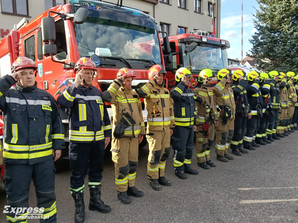 Strażacy z OSP Sierakowice oddają hołd zmarłemu koledze