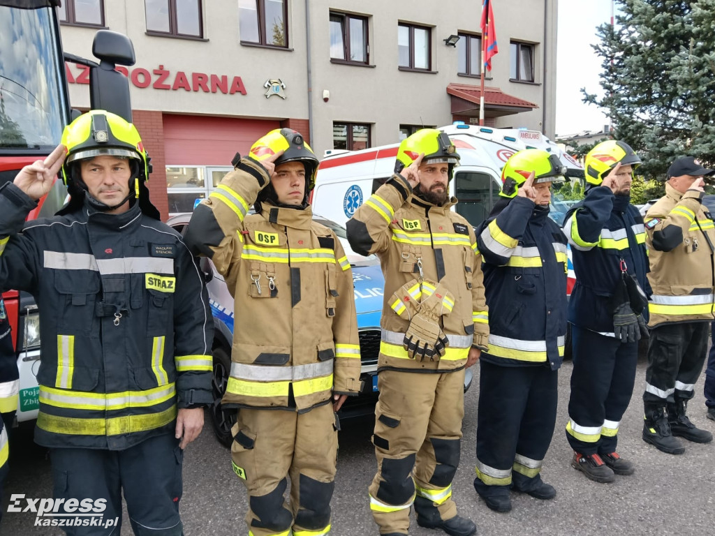 Strażacy z OSP Sierakowice oddają hołd zmarłemu koledze