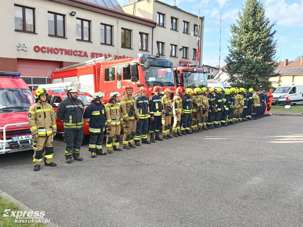 Strażacy z OSP Sierakowice oddają hołd zmarłemu koledze