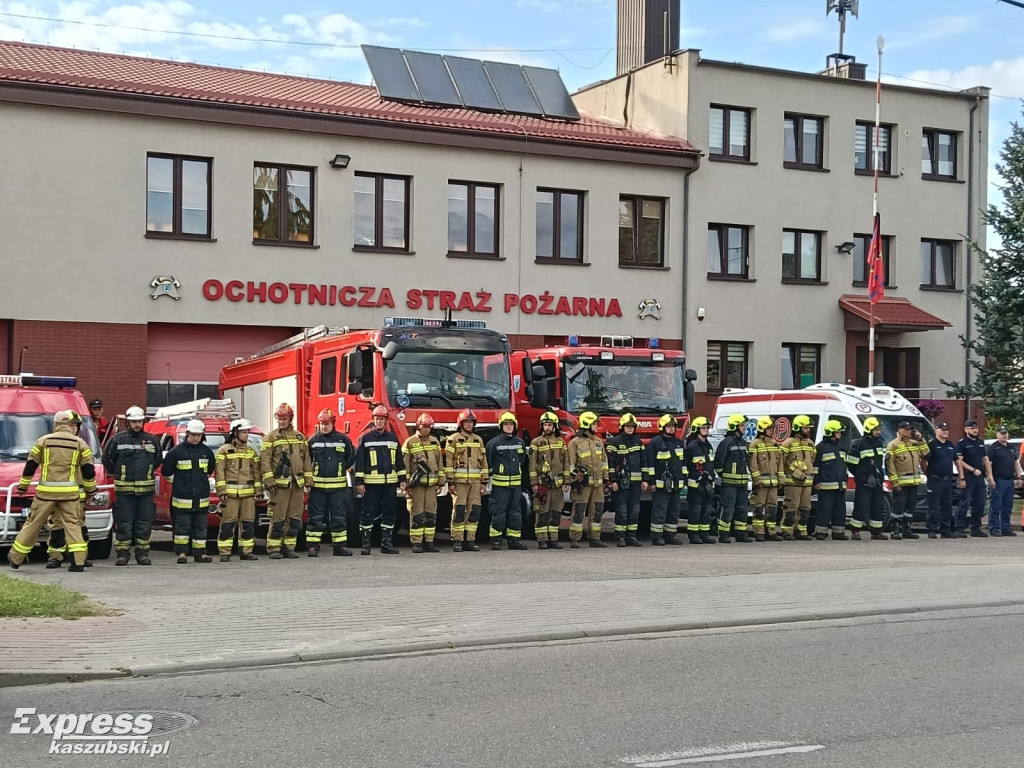 Strażacy z OSP Sierakowice oddają hołd zmarłemu koledze